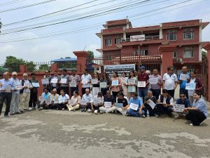सरकारको ‘विभेदकारी’ विज्ञापन नीतिविरुद्ध झापामा पत्रकारको धर्ना